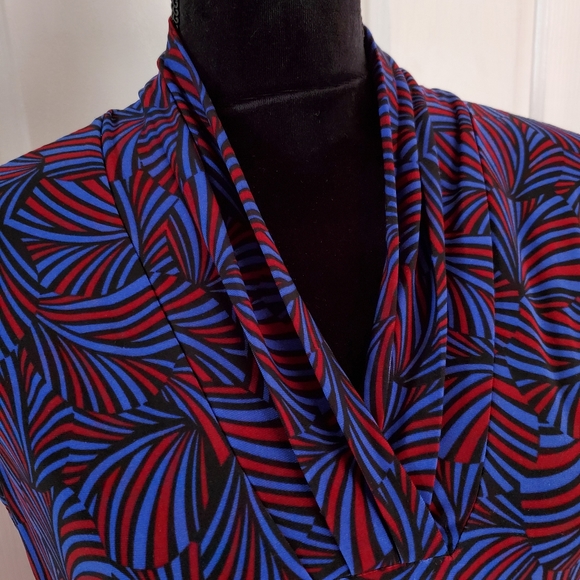 Anne Klein geometric | sleeveless | triple pleat neckline - Picture 2 of 2